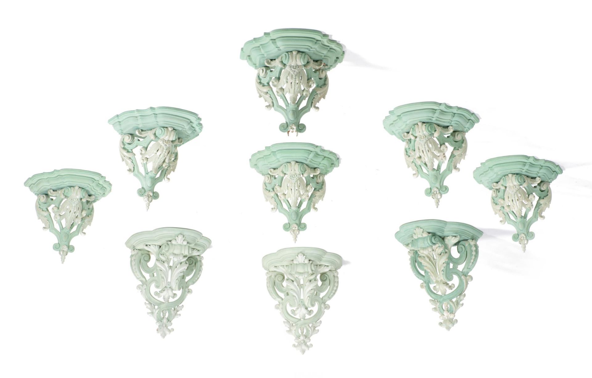 Ensemble de 9 sellettes en bois peint blanc et menthe à décor sculpté de feuilles [...]