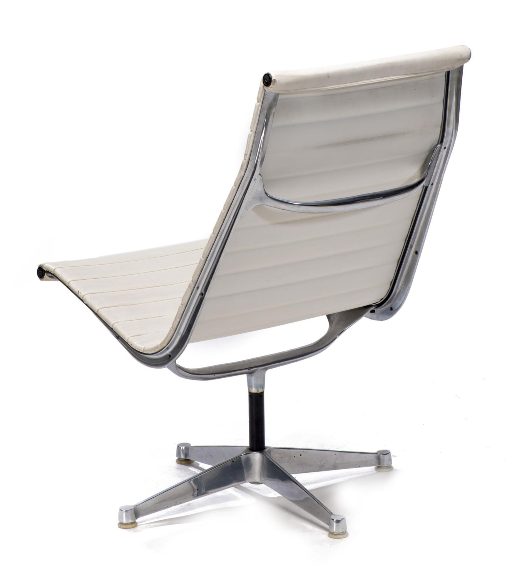 Chaise de bureau rotative vintage "Charles And Ray Eames" Ea116 (variante sans [...] - Bild 2 aus 6