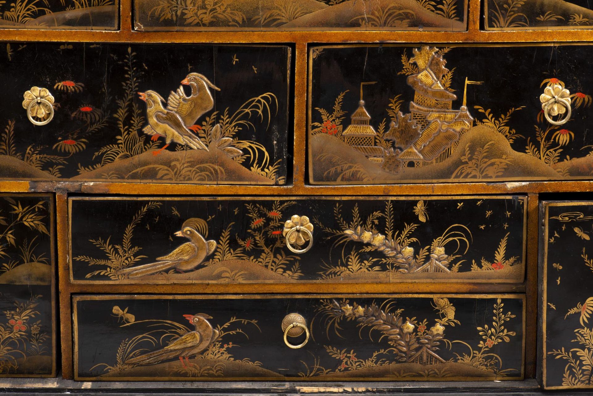 Cabinet japonais en laque noire à décor en relief de cygnes, de personnages et de [...] - Bild 16 aus 17