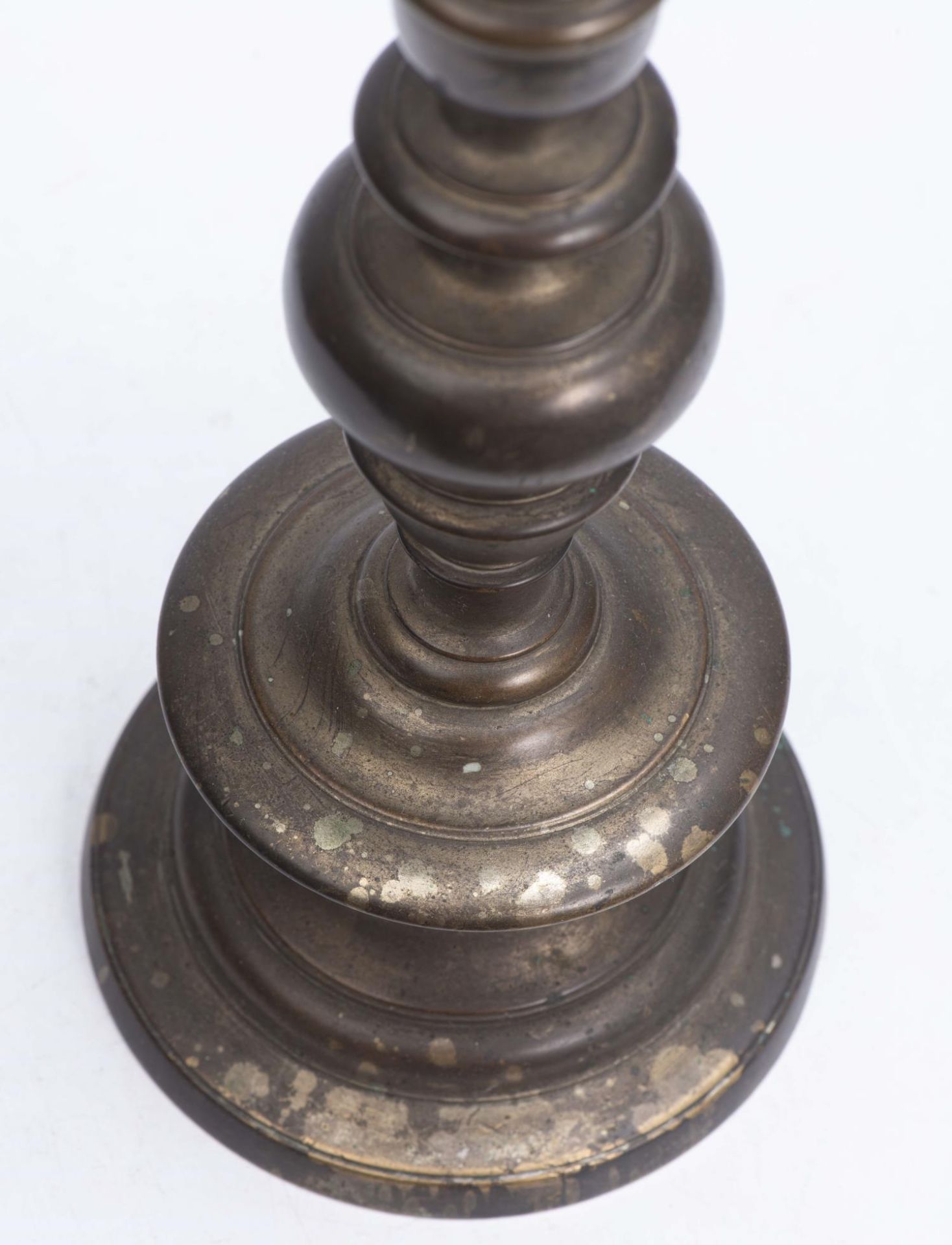 Pique-cierge en bronze Haute-Epoque. H. 42 cm - - Varia - Curiosa - Luminaires - [...] - Bild 2 aus 4