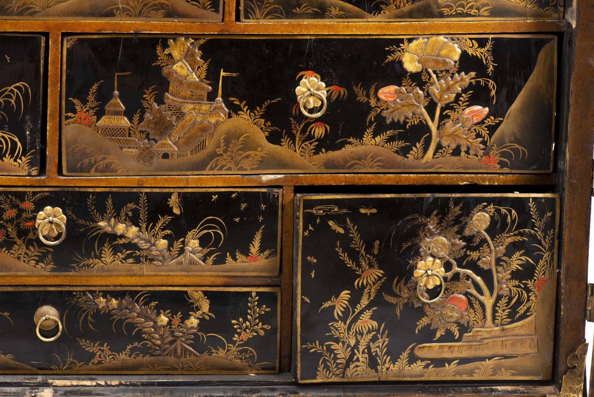 Cabinet japonais en laque noire à décor en relief de cygnes, de personnages et de [...] - Bild 15 aus 17