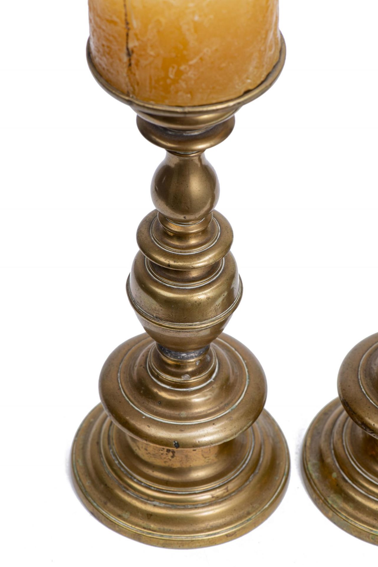 Paire de pique-cierges en bronze Haute-Epoque. H. 38 cm & H.36.5 cm - - Varia - [...] - Bild 2 aus 12