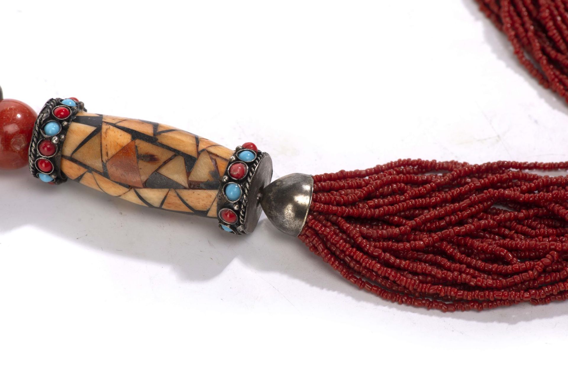 Collier en corail, os, cornaline, et billes de verre turquoise et rouge. L. 73 cm. [...] - Bild 7 aus 7
