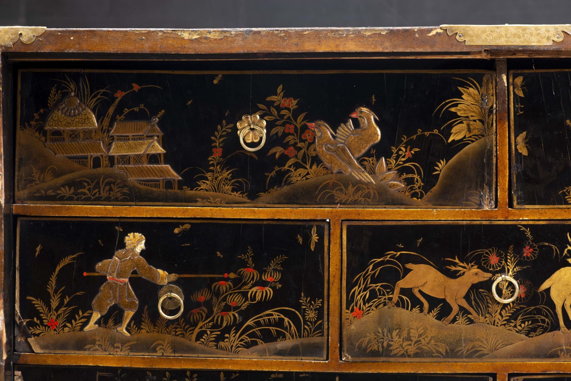 Cabinet japonais en laque noire à décor en relief de cygnes, de personnages et de [...] - Bild 13 aus 17