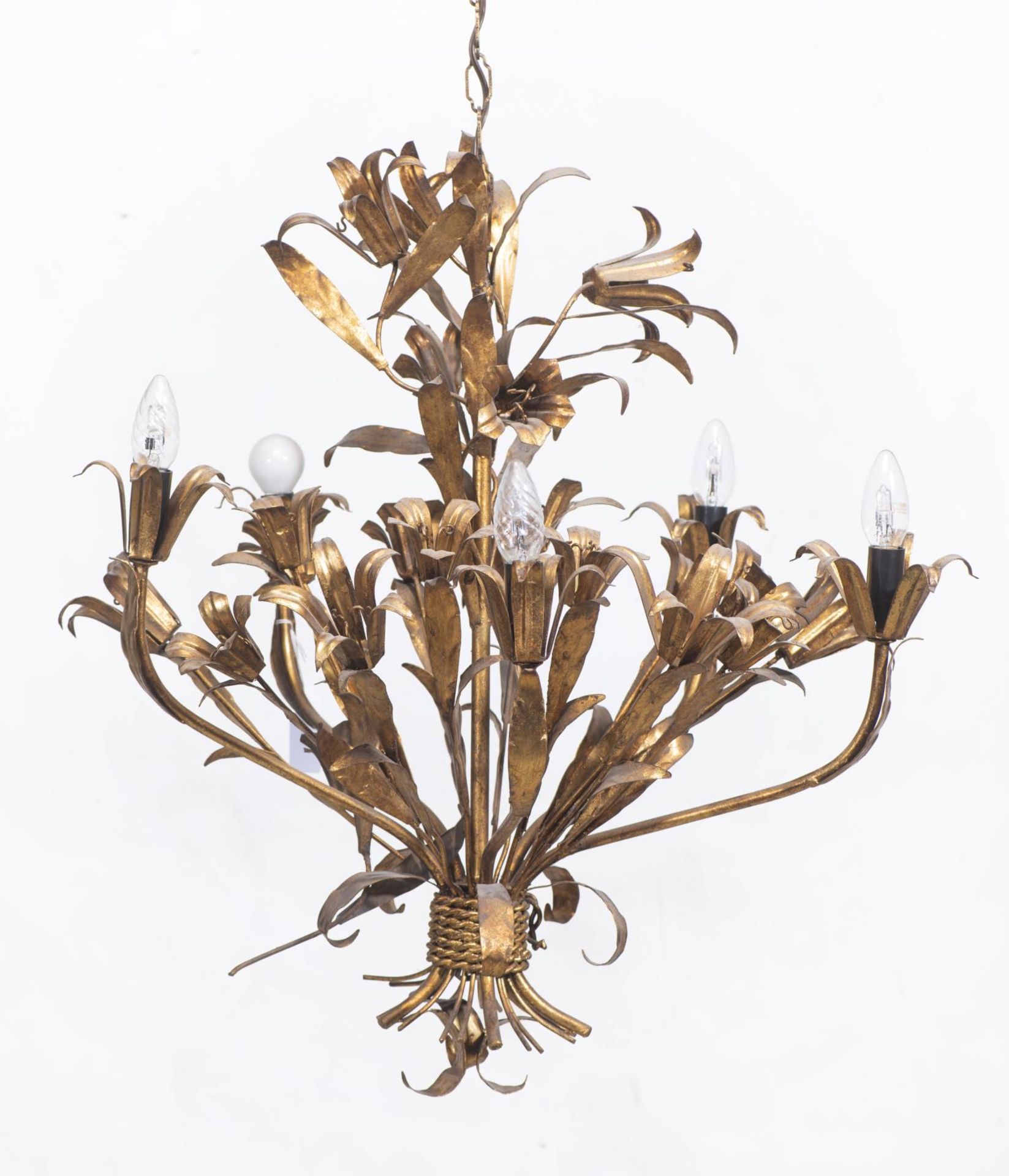 Lustre à 5 feux en fer forgé formant un large bouquet de fleurs retenu en son [...]