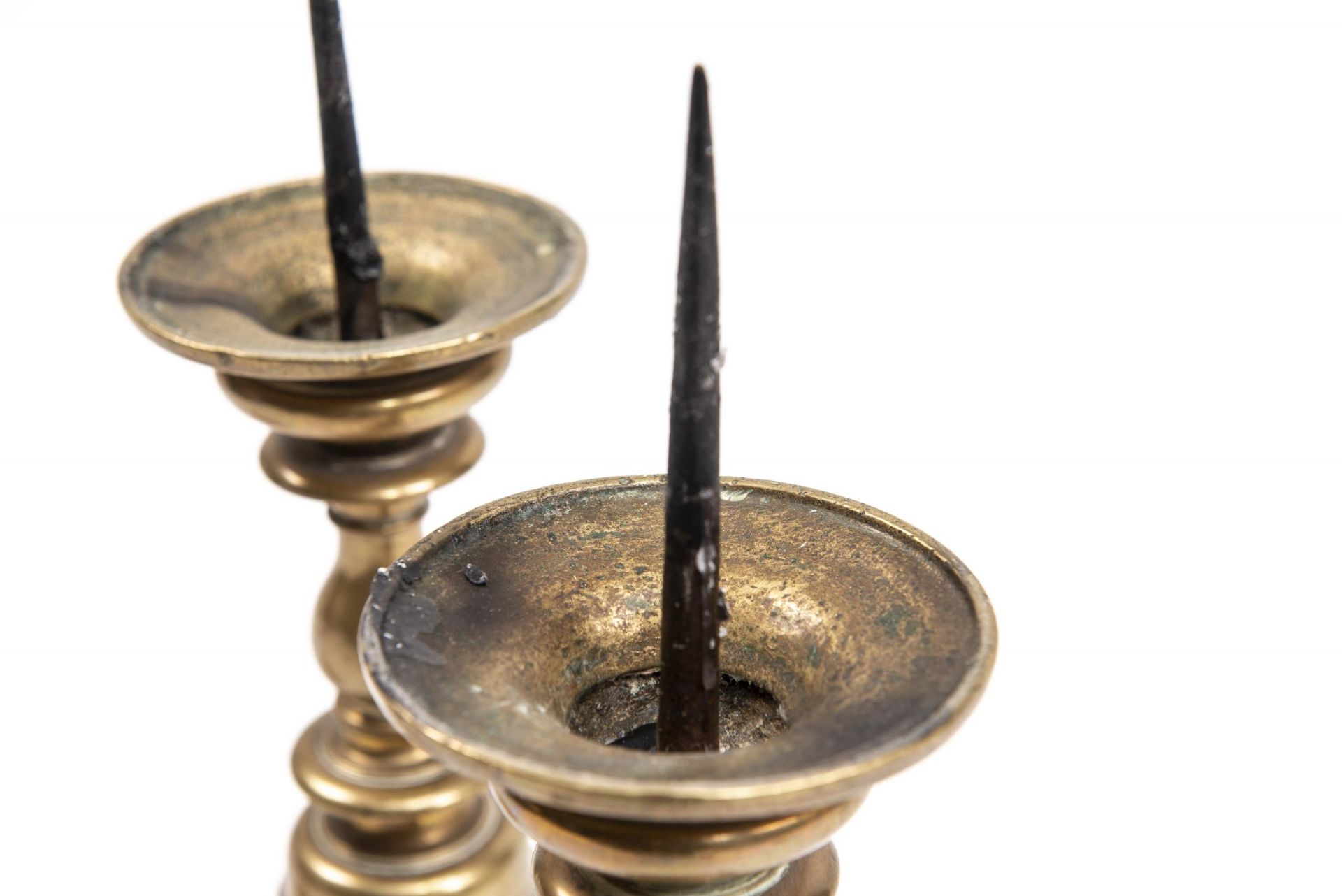 Paire de pique-cierges en bronze Haute-Epoque. H. 38 cm & H.36.5 cm - - Varia - [...] - Bild 11 aus 12