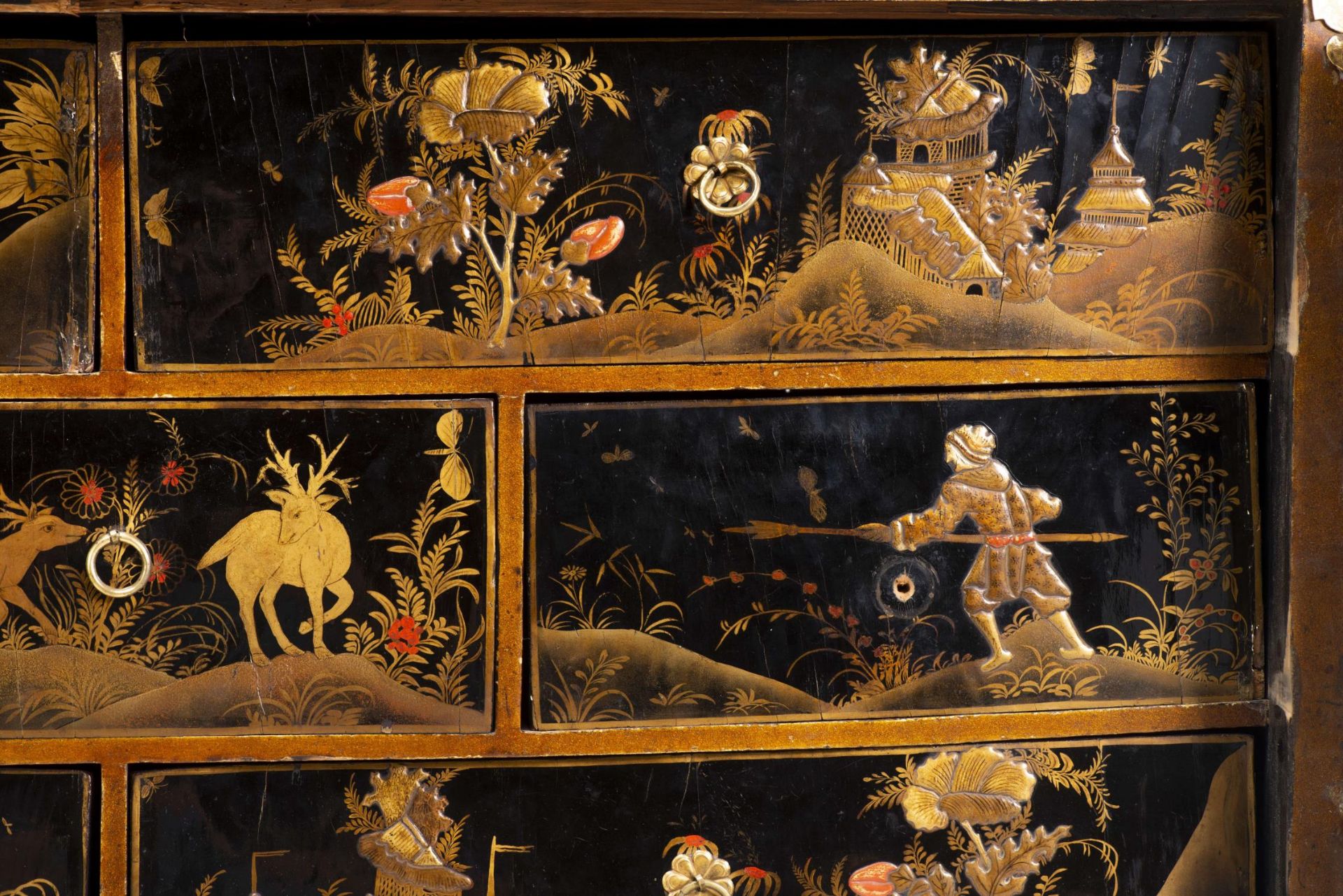 Cabinet japonais en laque noire à décor en relief de cygnes, de personnages et de [...] - Bild 14 aus 17