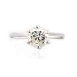 Bague solitaire en or .750 sertie d'un diamant de taille brillant de 1 ct. couleur K [...]