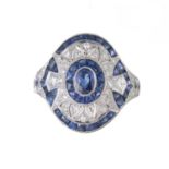 *Bague en platine .900 de style Art déco avec diamants et un saphir central de 0.4ct [...]