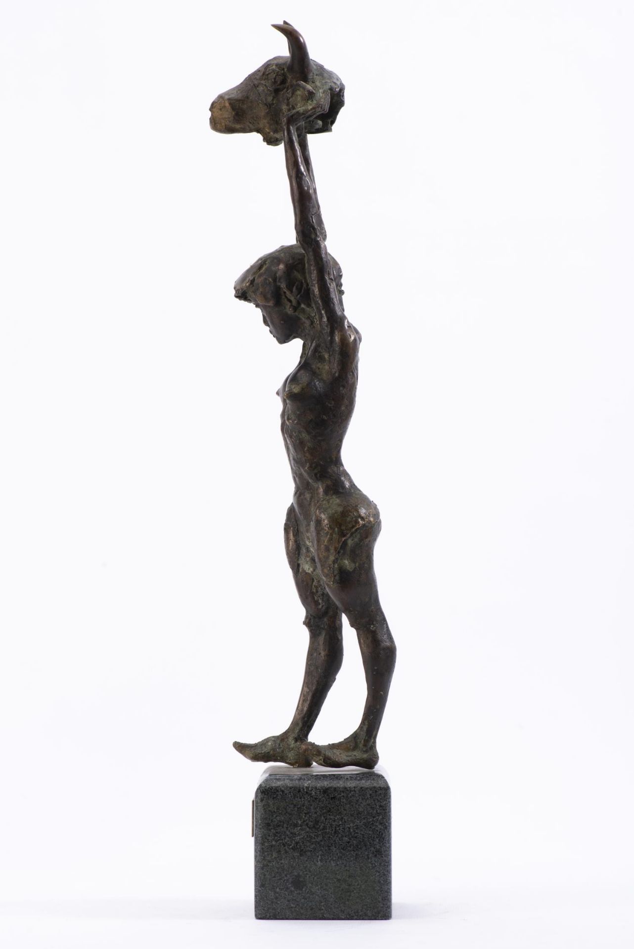 Atanas KARADECHEV (1955) "La Victoire". Bronze à patine brune. H. 39 cm - - [...] - Bild 4 aus 6