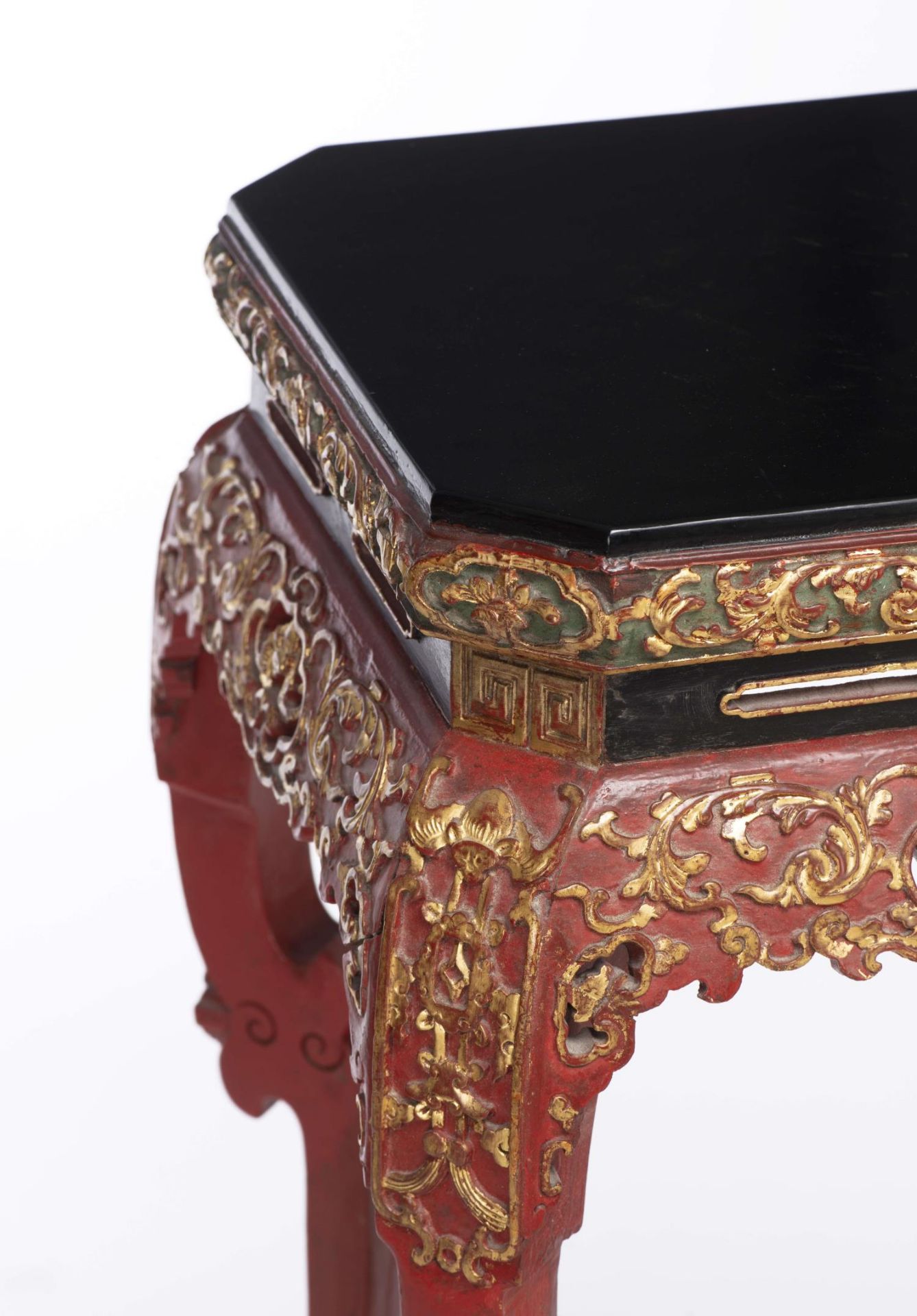 Sellette carrée chinoise Ningbo à angles coupés en bois laqué rouge, noir et or [...] - Bild 4 aus 12