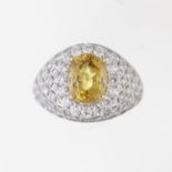 *Bague en or gris .750 avec un saphir jaune non chauffé serti à griffes de 3.09 cts [...]