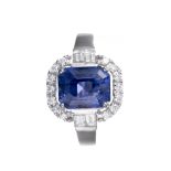 Bague en or gris .750 avec un saphir bleu de 4.6 ct et diamants. N° de certificat : [...]