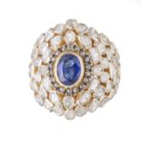 *Bague indienne en argent vermeil .925 avec un saphir central traité de 3.1 cts et [...]