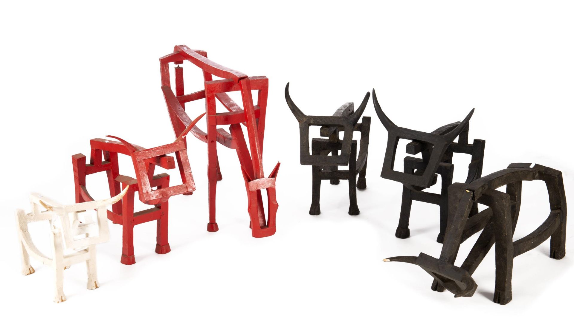 Toto Meylan (1912 -1993), 6 taureaux en bois peint en rouge et noir à têtes [...]