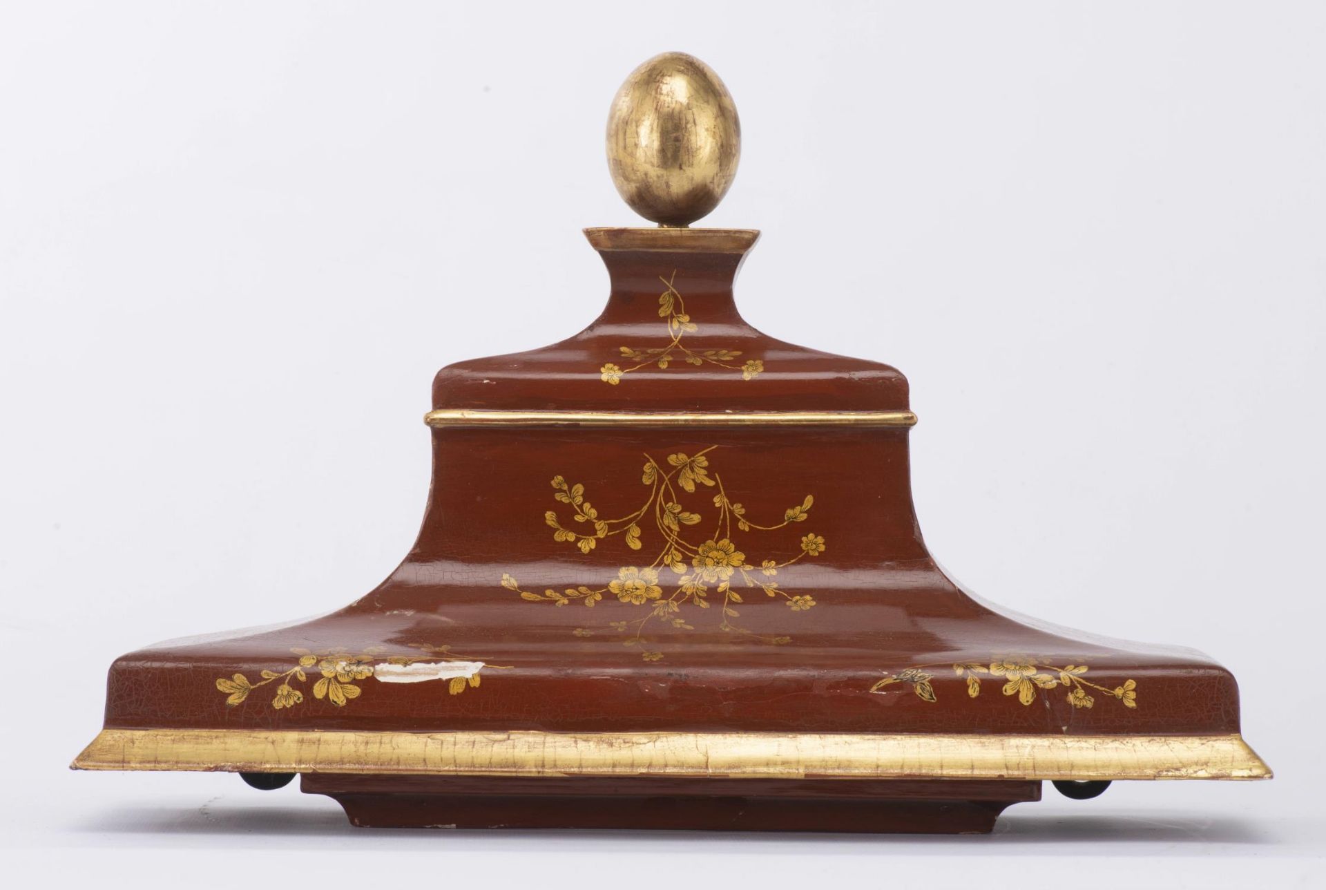 Pendule Neuchâteloise à boîte laquée rouge, décor à l'or de fleurettes, cadran [...] - Image 8 of 12