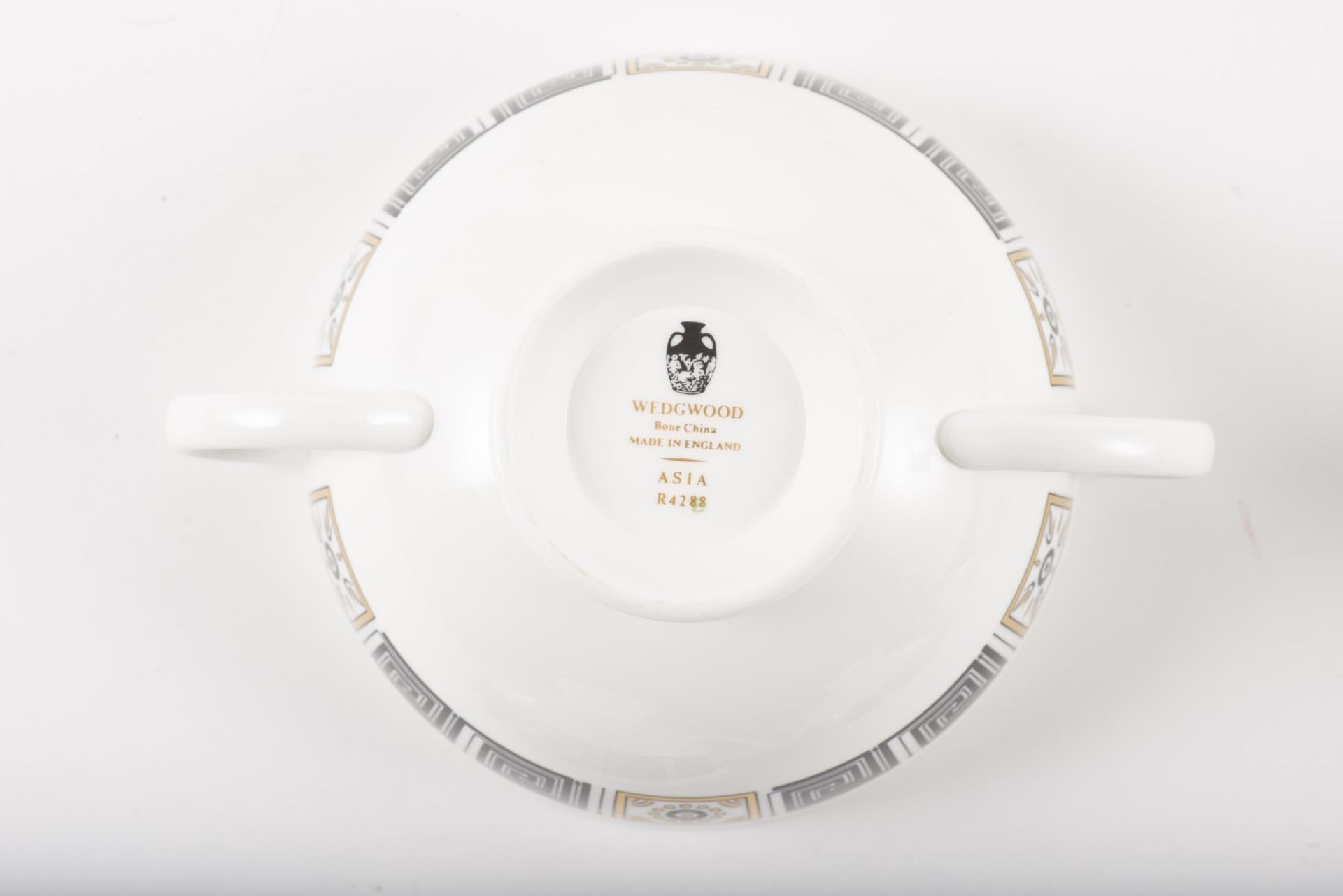 Service en porcelaine de Wedgwood modèle "Asia" noir et or comprenant: - 11 tasses [...] - Image 2 of 28