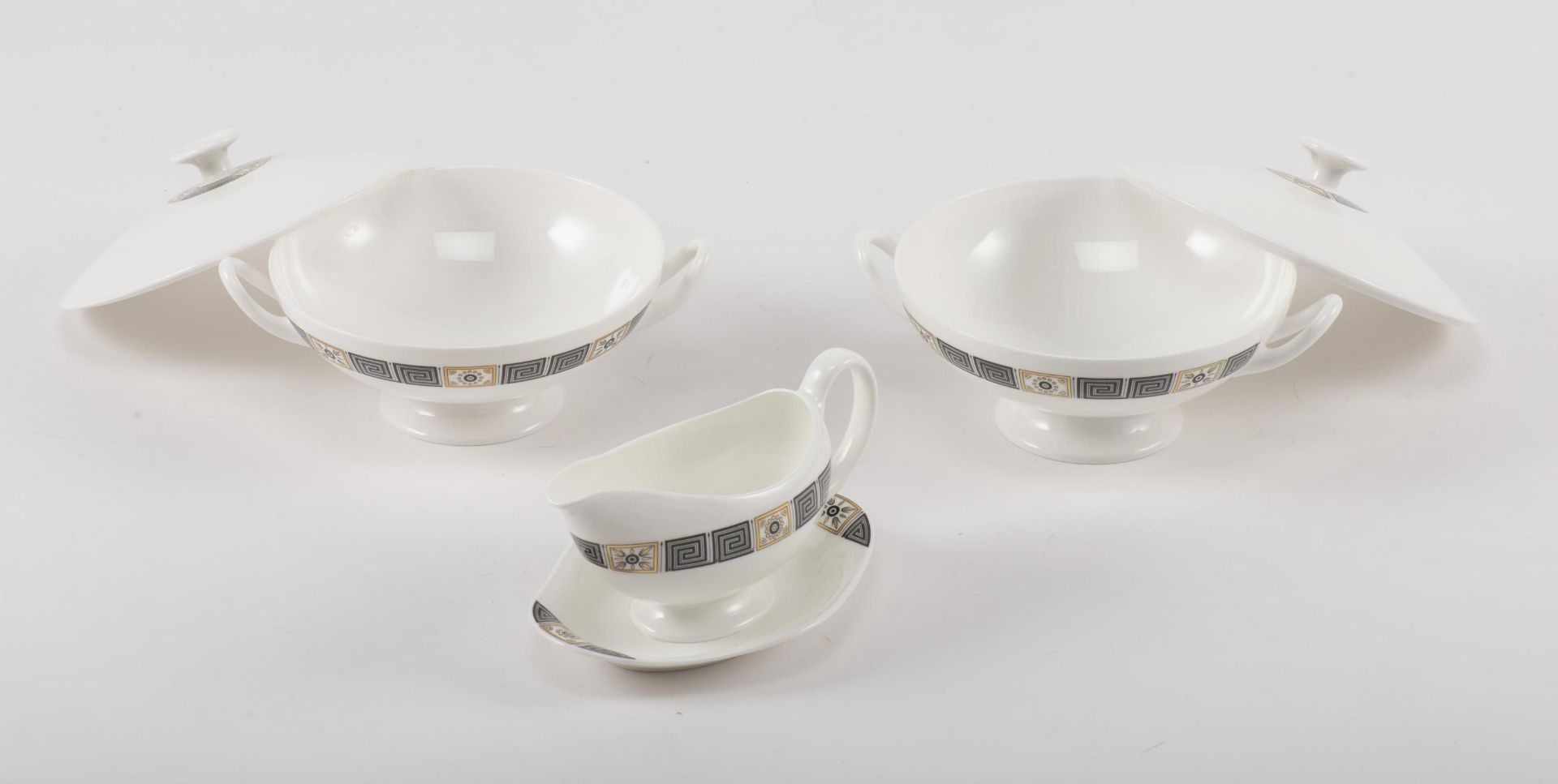 Service en porcelaine de Wedgwood modèle "Asia" noir et or comprenant: - 11 tasses [...] - Image 6 of 28