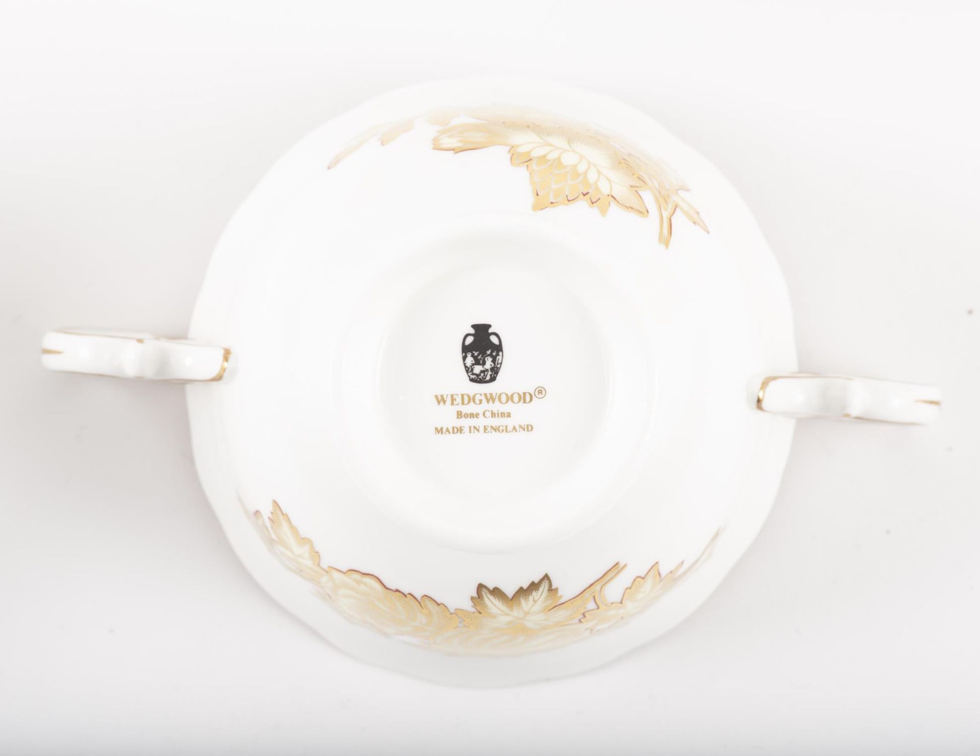 Wedgwood service (bone China) en porcelaine à décor floral or sur champ rouge [...] - Image 2 of 18