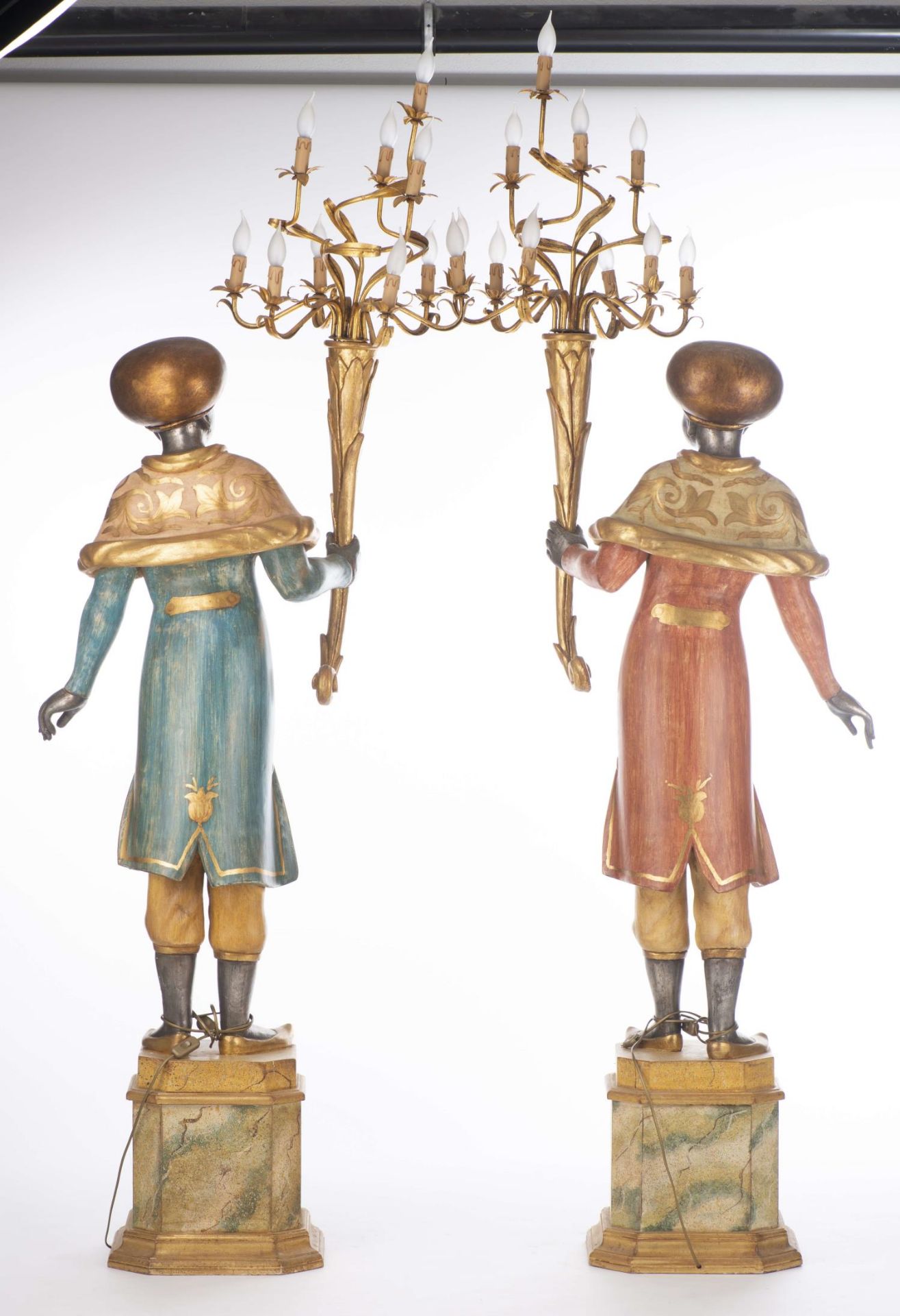 Paire de porte-torchères en bois sculpté peint et doré représentant deux garçons [...] - Image 9 of 15