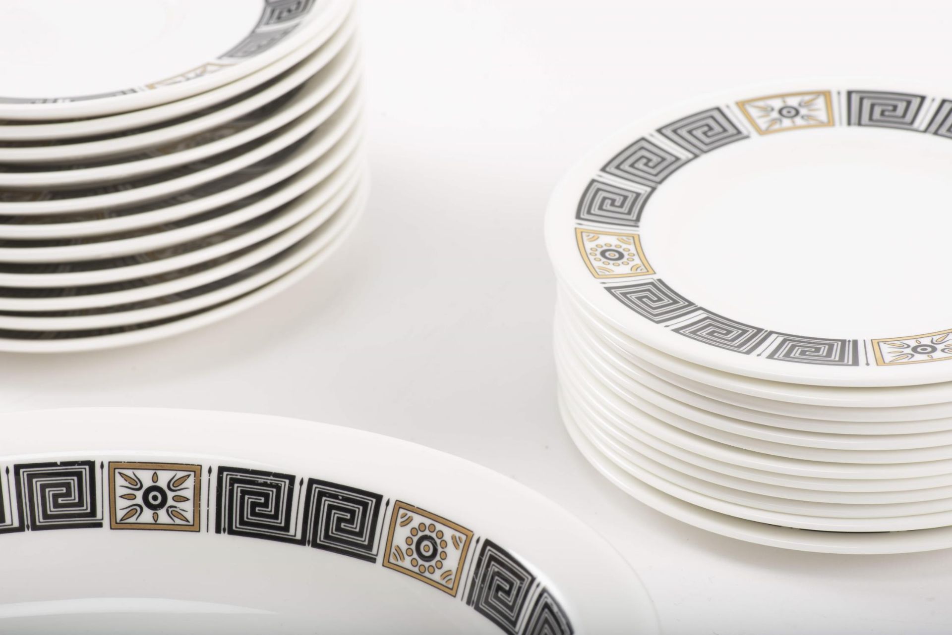 Service en porcelaine de Wedgwood modèle "Asia" noir et or comprenant: - 11 tasses [...] - Image 14 of 28