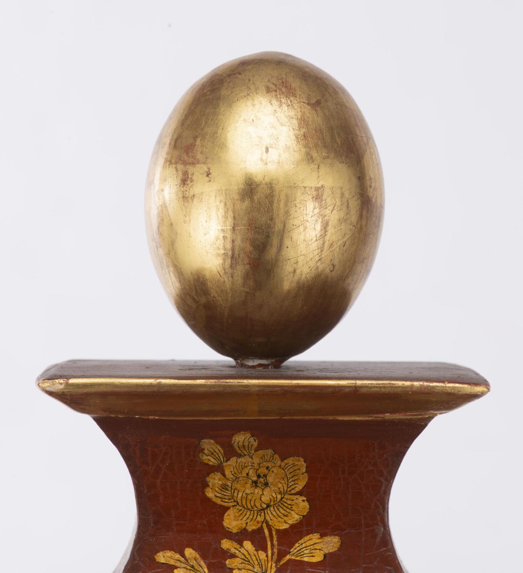 Pendule Neuchâteloise à boîte laquée rouge, décor à l'or de fleurettes, cadran [...] - Image 12 of 12