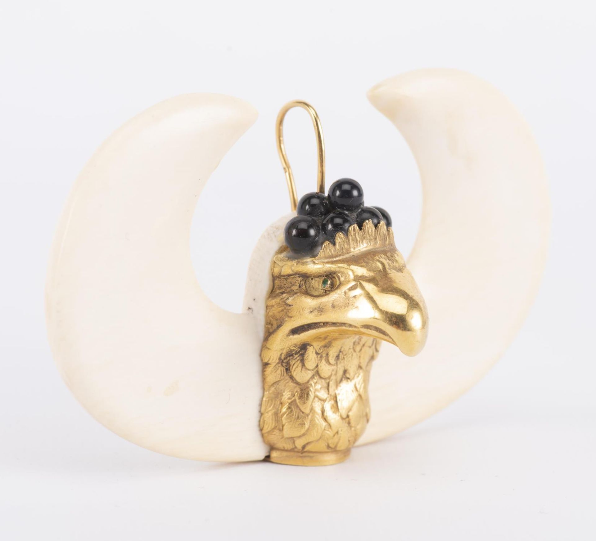 Pendentif en ivoire, or jaune .750 et onyx en forme de tête d'aigle, yeux en [...] - Image 2 of 3