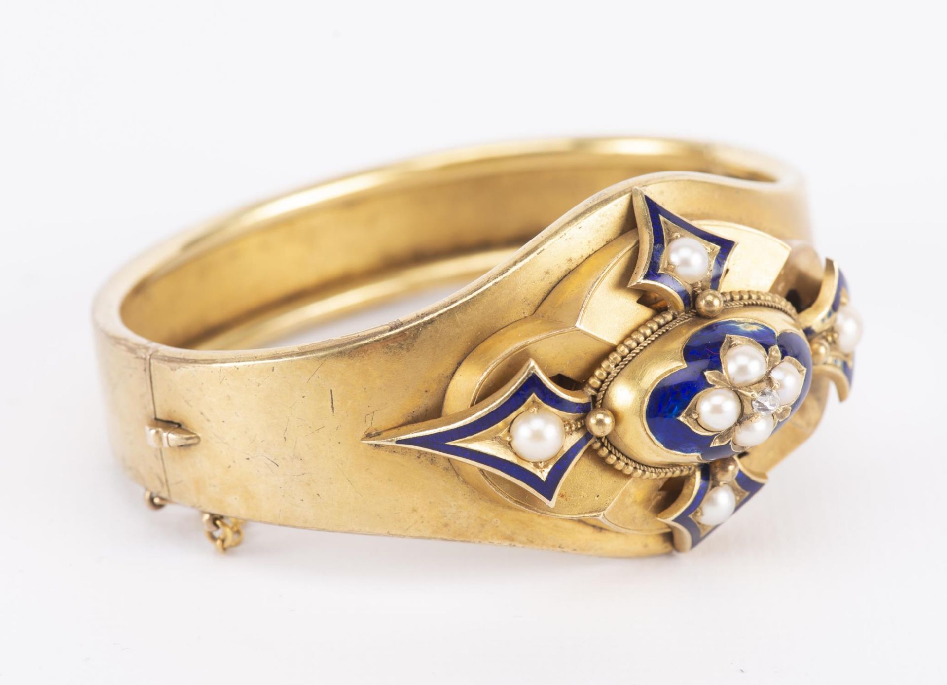 Bracelet rigide en or .750, émail serti de 8 perles de 4 mm et un diamant central de [...] - Image 2 of 3