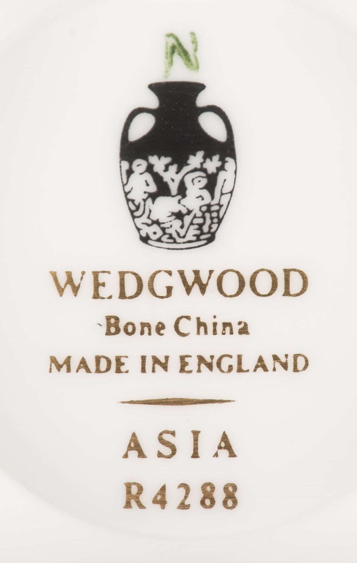 Service en porcelaine de Wedgwood modèle "Asia" noir et or comprenant: - 11 tasses [...] - Image 4 of 28