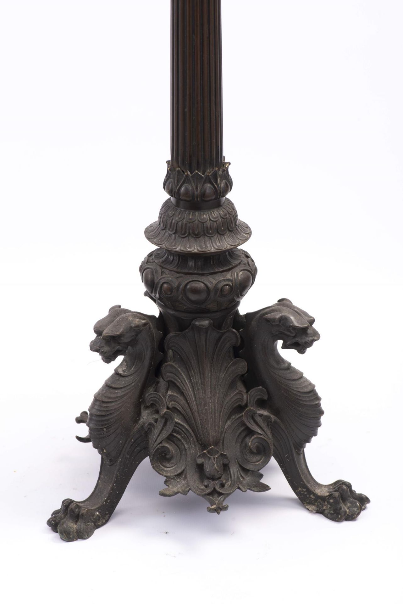 Paire de candélabres en bronze Nap. III, fût cannelé terminé par un piétement [...] - Image 2 of 12