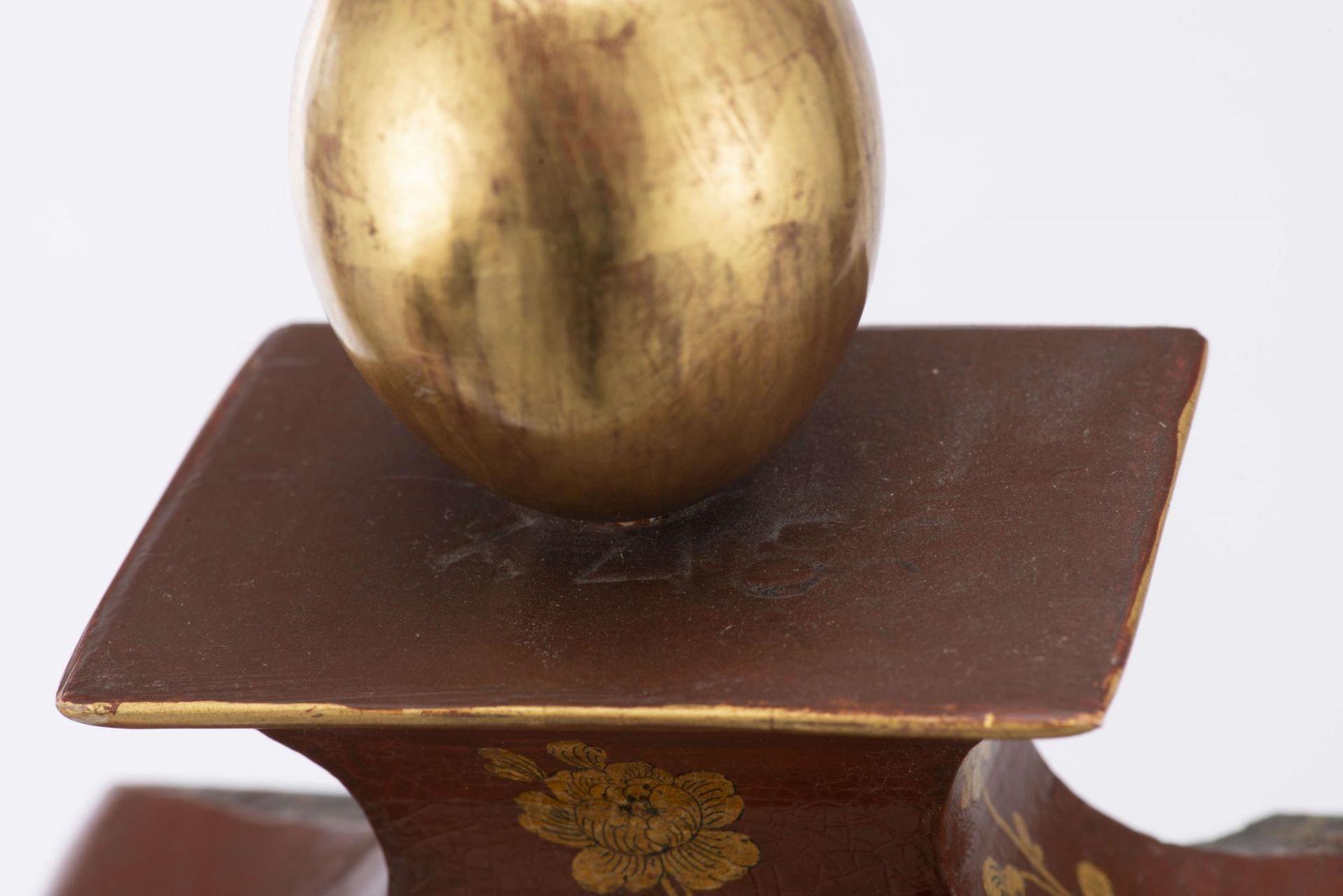 Pendule Neuchâteloise à boîte laquée rouge, décor à l'or de fleurettes, cadran [...] - Image 2 of 12