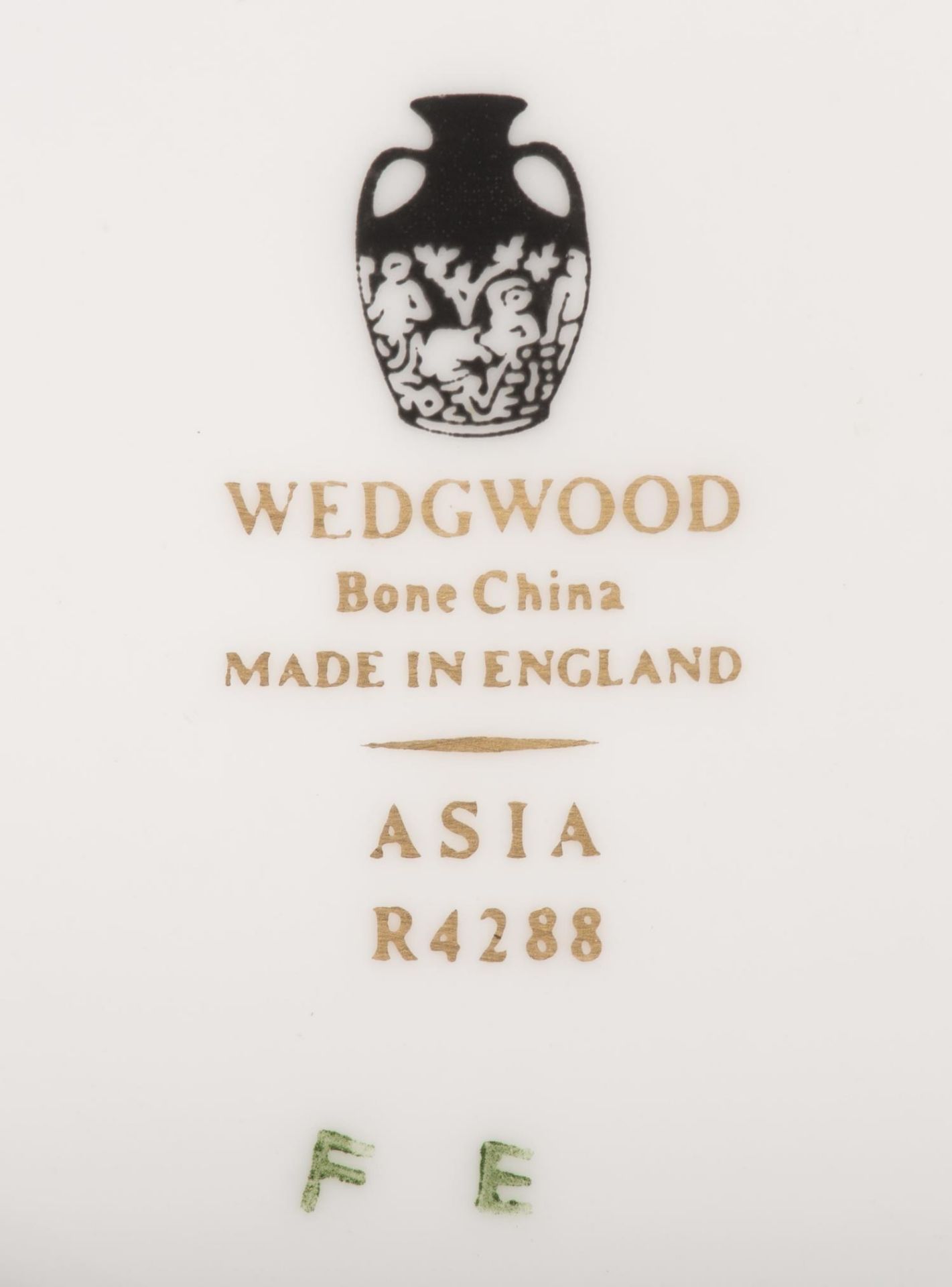 Service en porcelaine de Wedgwood modèle "Asia" noir et or comprenant: - 11 tasses [...] - Image 16 of 28