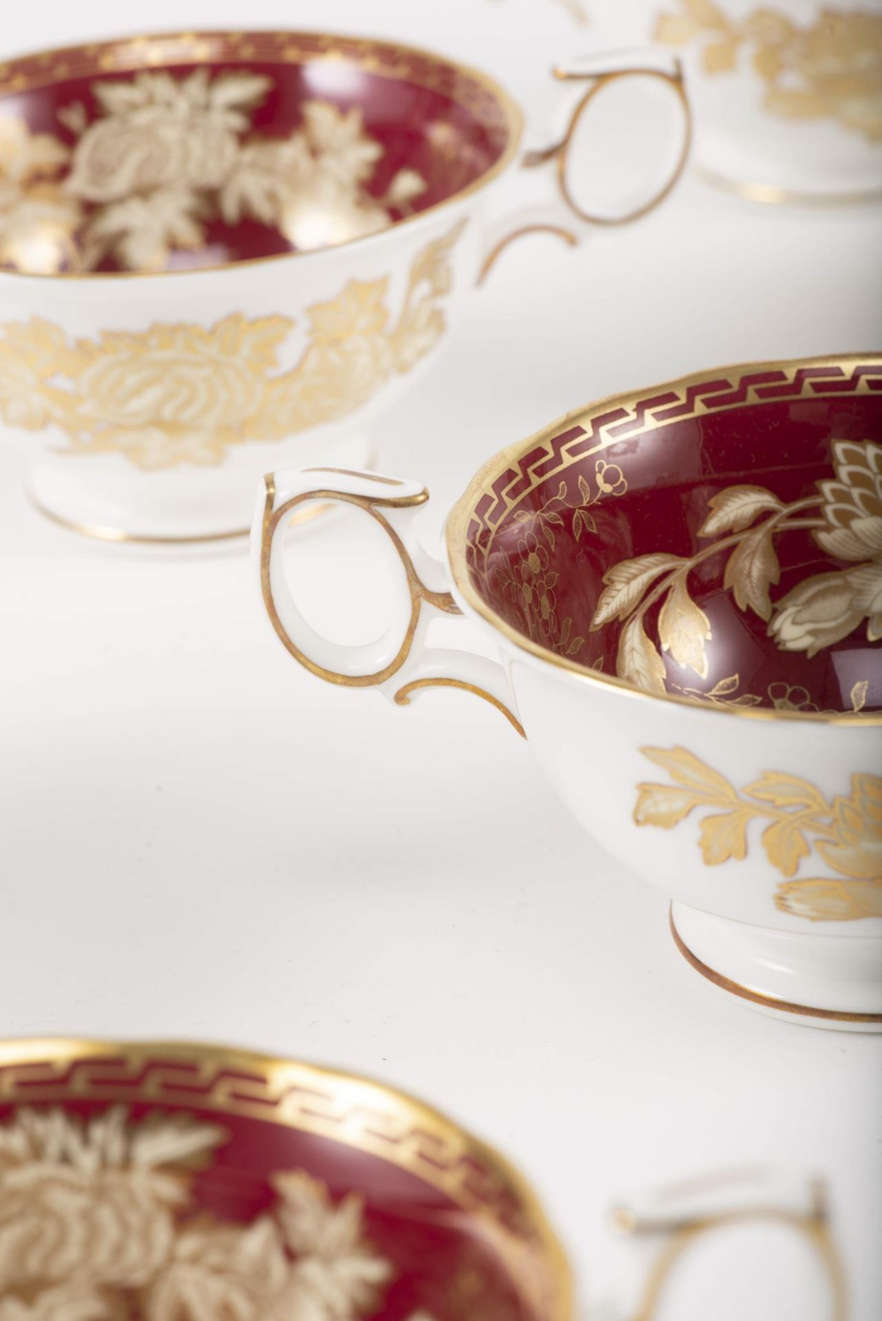 Wedgwood service (bone China) en porcelaine à décor floral or sur champ rouge [...] - Image 18 of 18