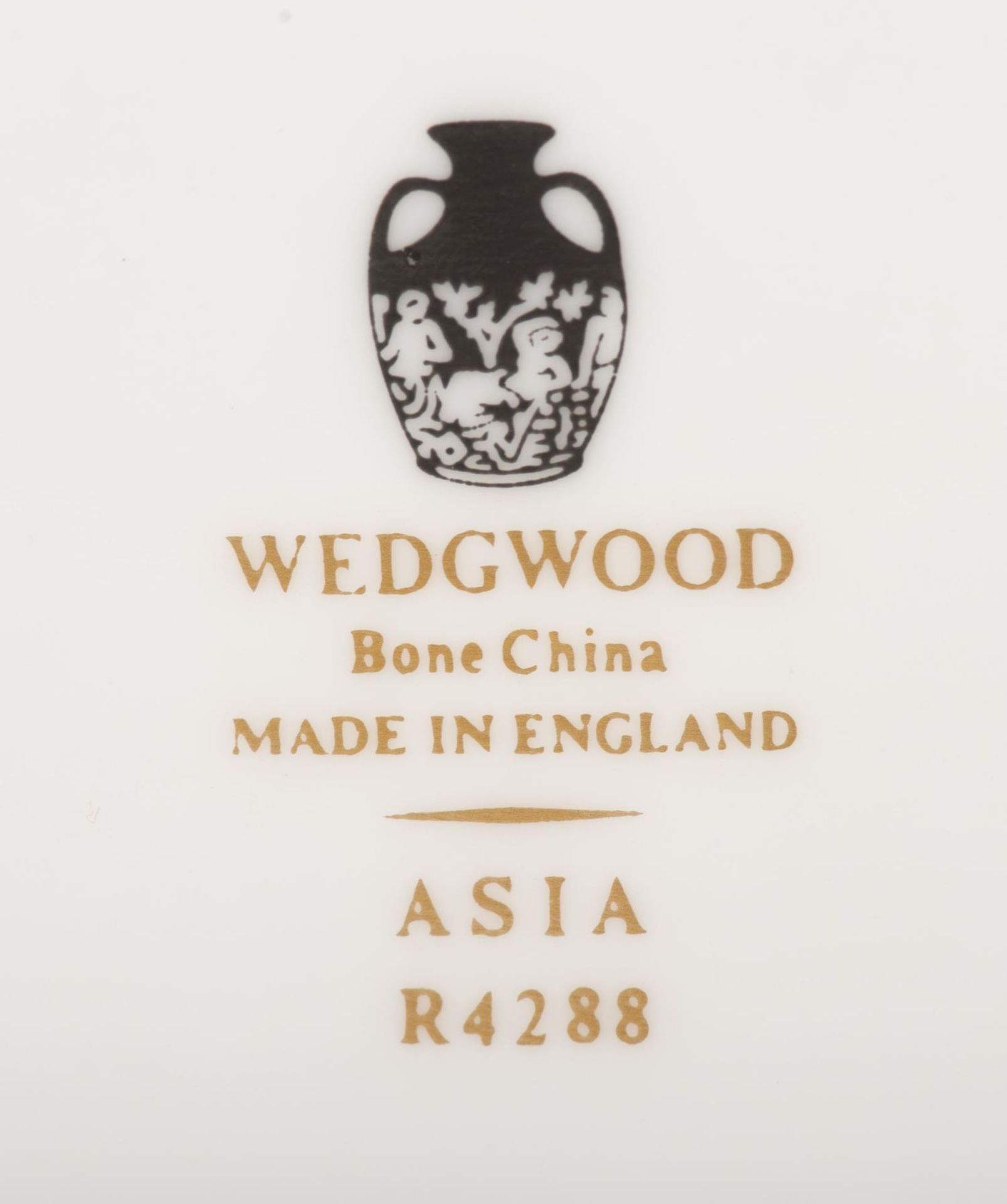 Service en porcelaine de Wedgwood modèle "Asia" noir et or comprenant: - 11 tasses [...] - Image 21 of 28