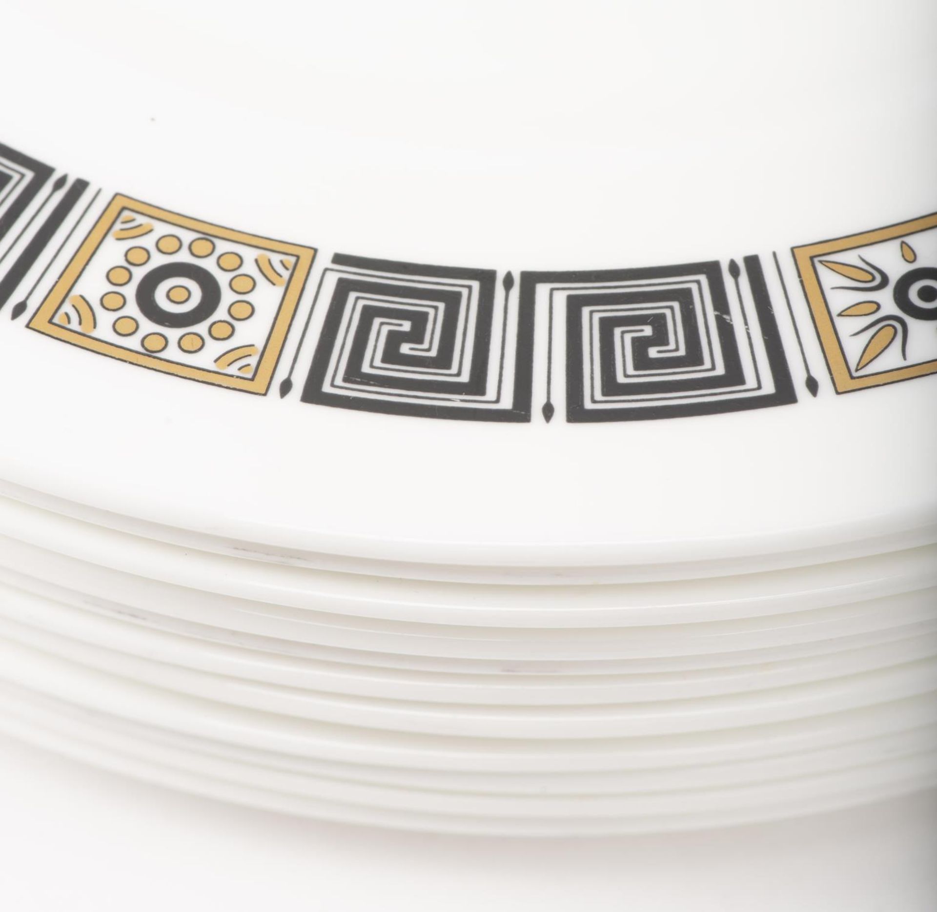 Service en porcelaine de Wedgwood modèle "Asia" noir et or comprenant: - 11 tasses [...] - Image 19 of 28