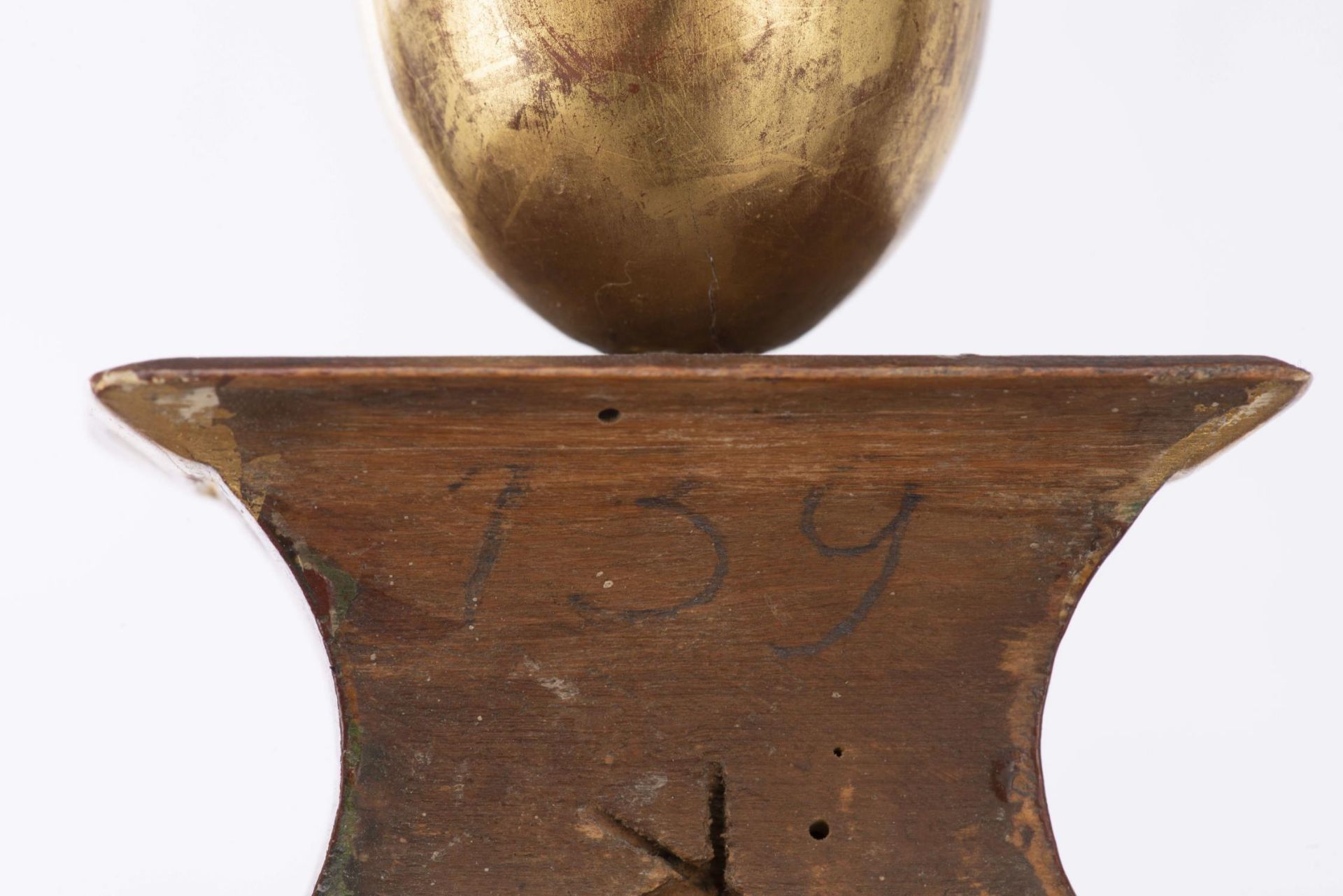 Pendule Neuchâteloise à boîte laquée rouge, décor à l'or de fleurettes, cadran [...] - Image 3 of 12