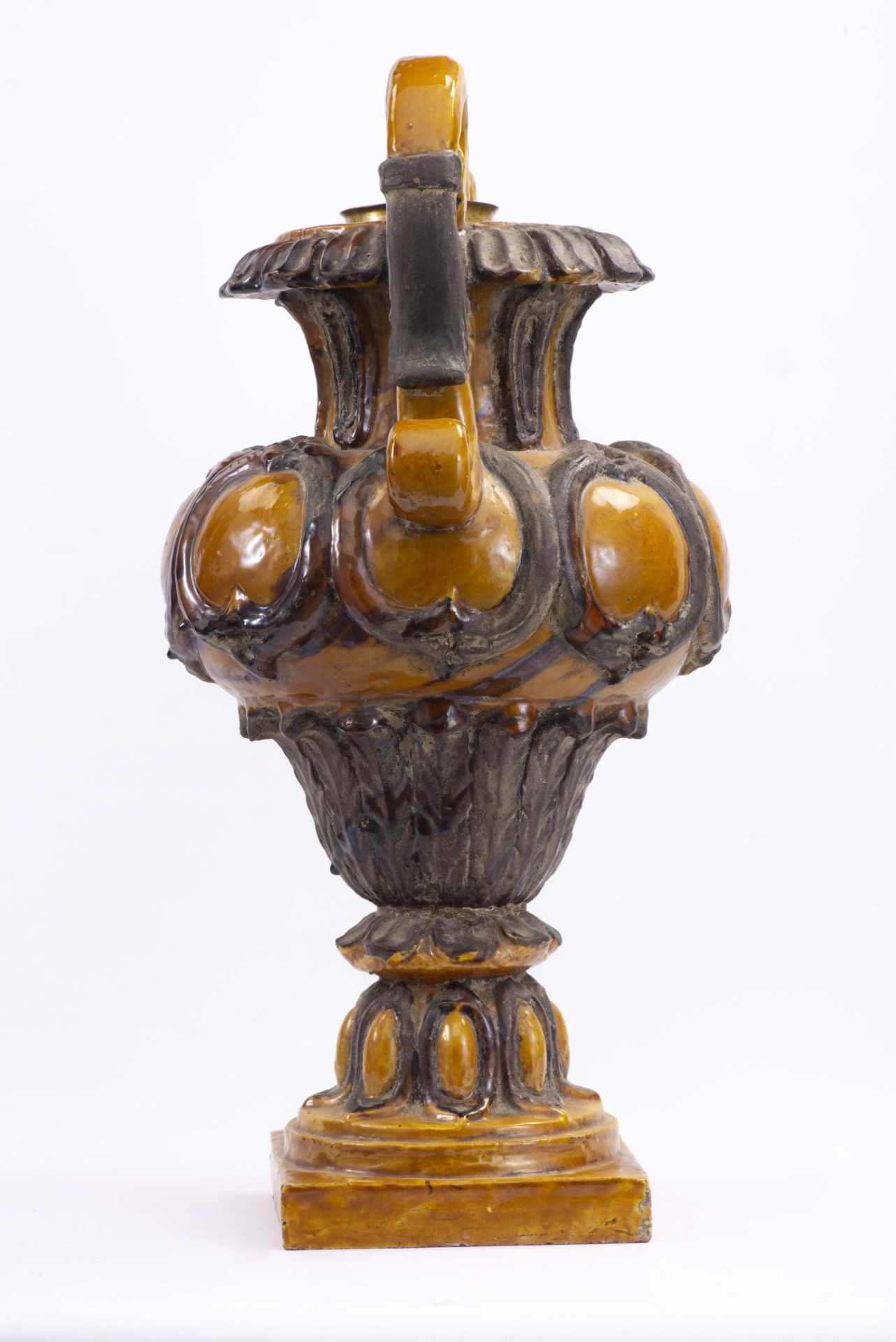 Vase balustre à glaçure jaune sur piédouche à deux anses en terre cuite [...] - Image 4 of 4