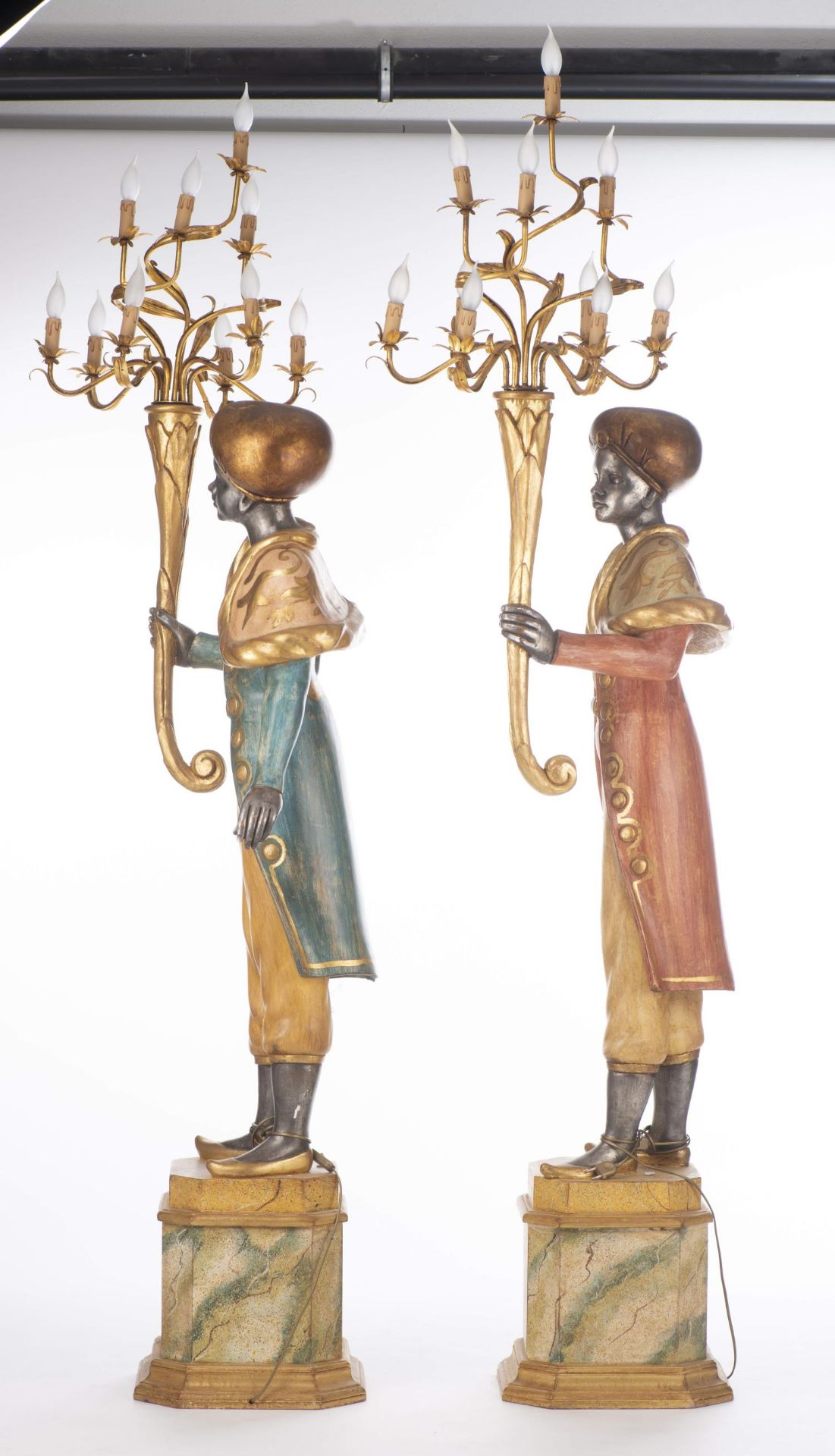 Paire de porte-torchères en bois sculpté peint et doré représentant deux garçons [...] - Image 8 of 15