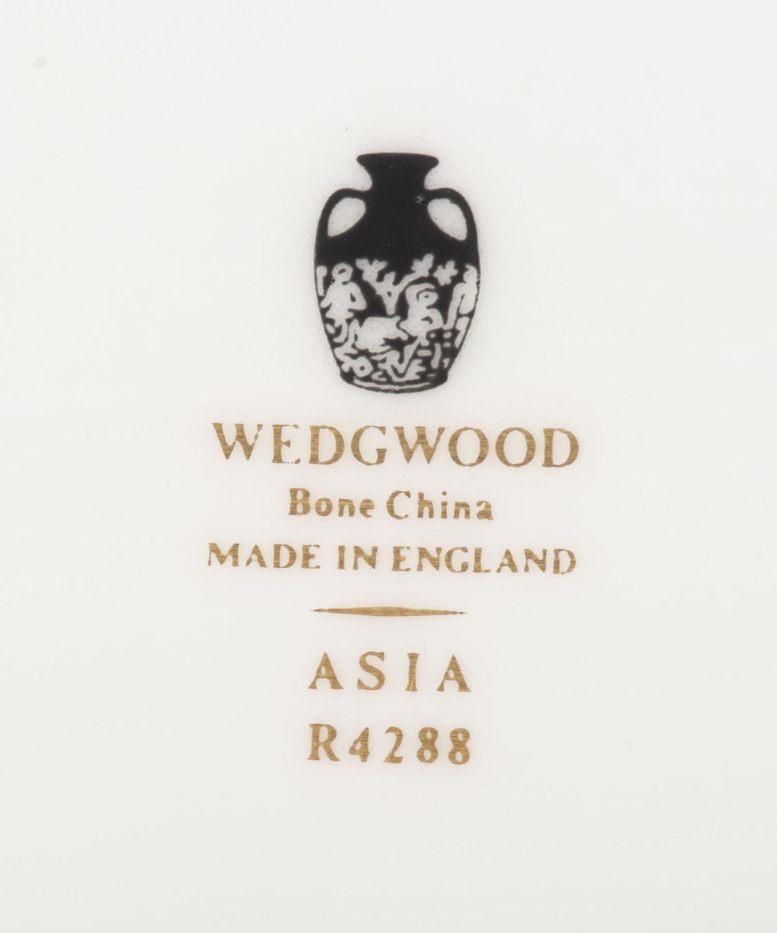 Service en porcelaine de Wedgwood modèle "Asia" noir et or comprenant: - 11 tasses [...] - Image 25 of 28