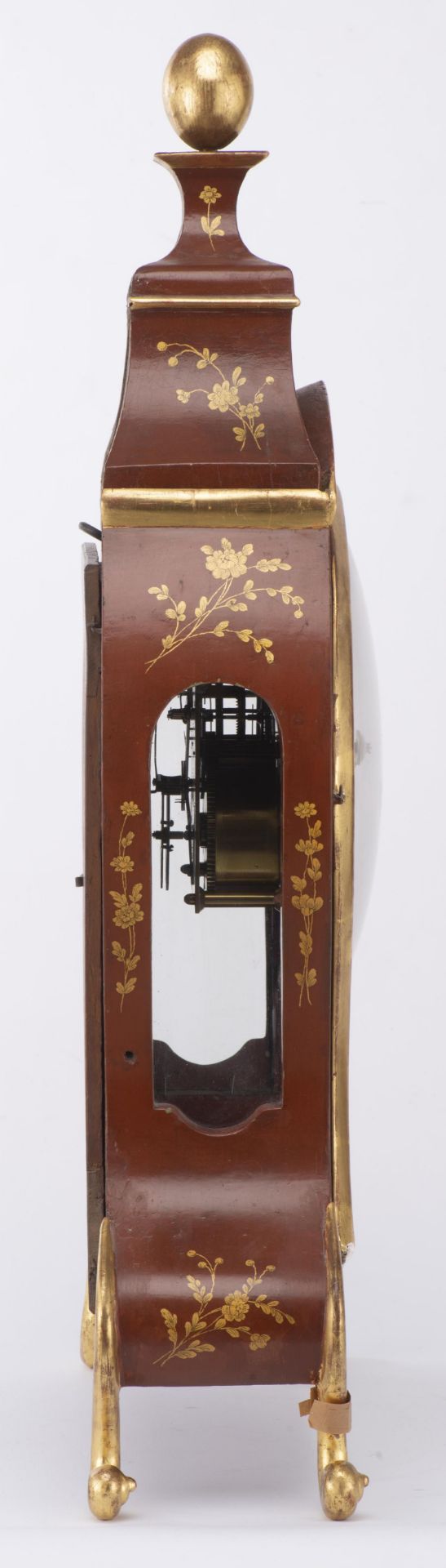 Pendule Neuchâteloise à boîte laquée rouge, décor à l'or de fleurettes, cadran [...] - Image 5 of 12