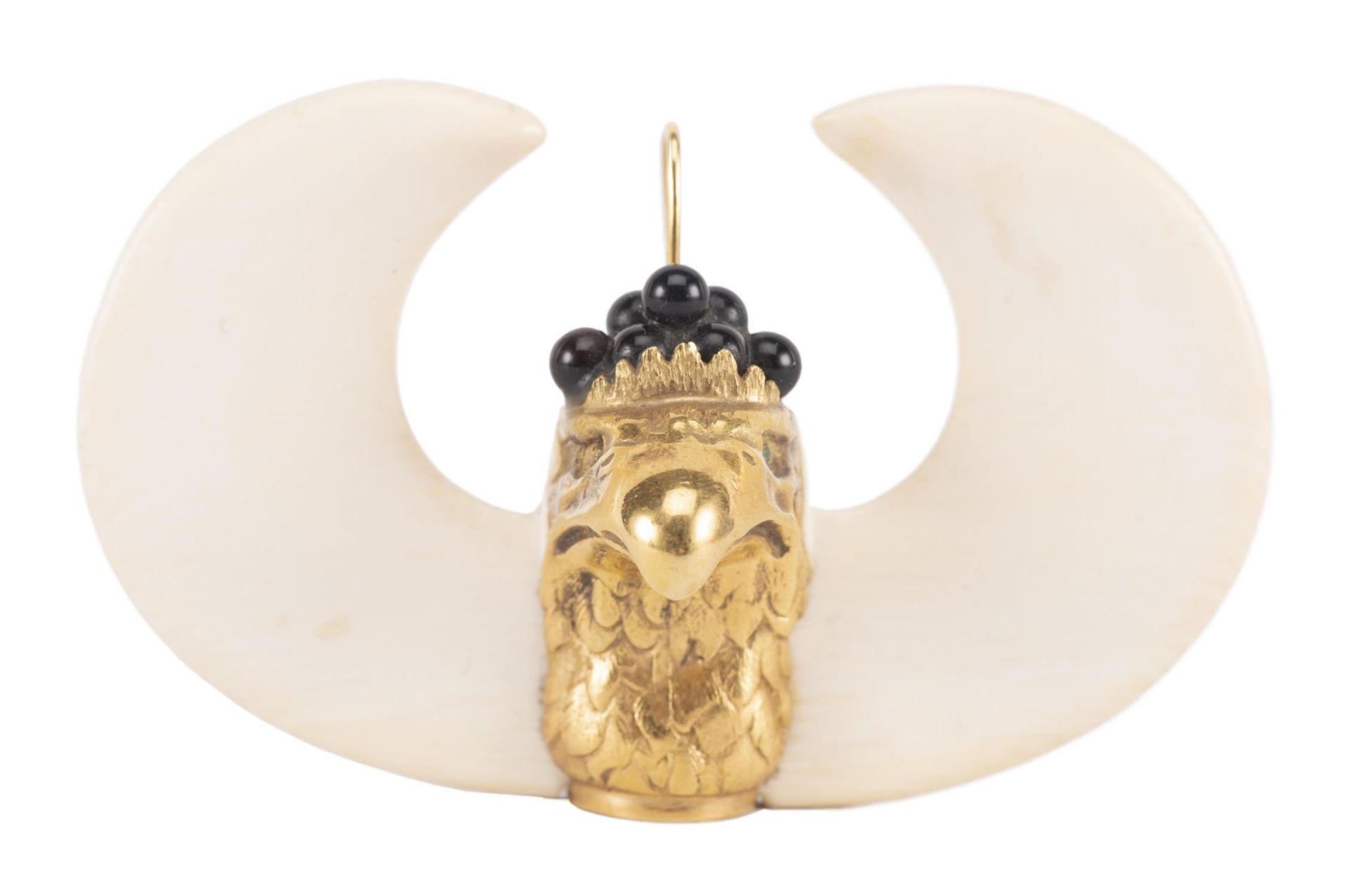 Pendentif en ivoire, or jaune .750 et onyx en forme de tête d'aigle, yeux en [...]