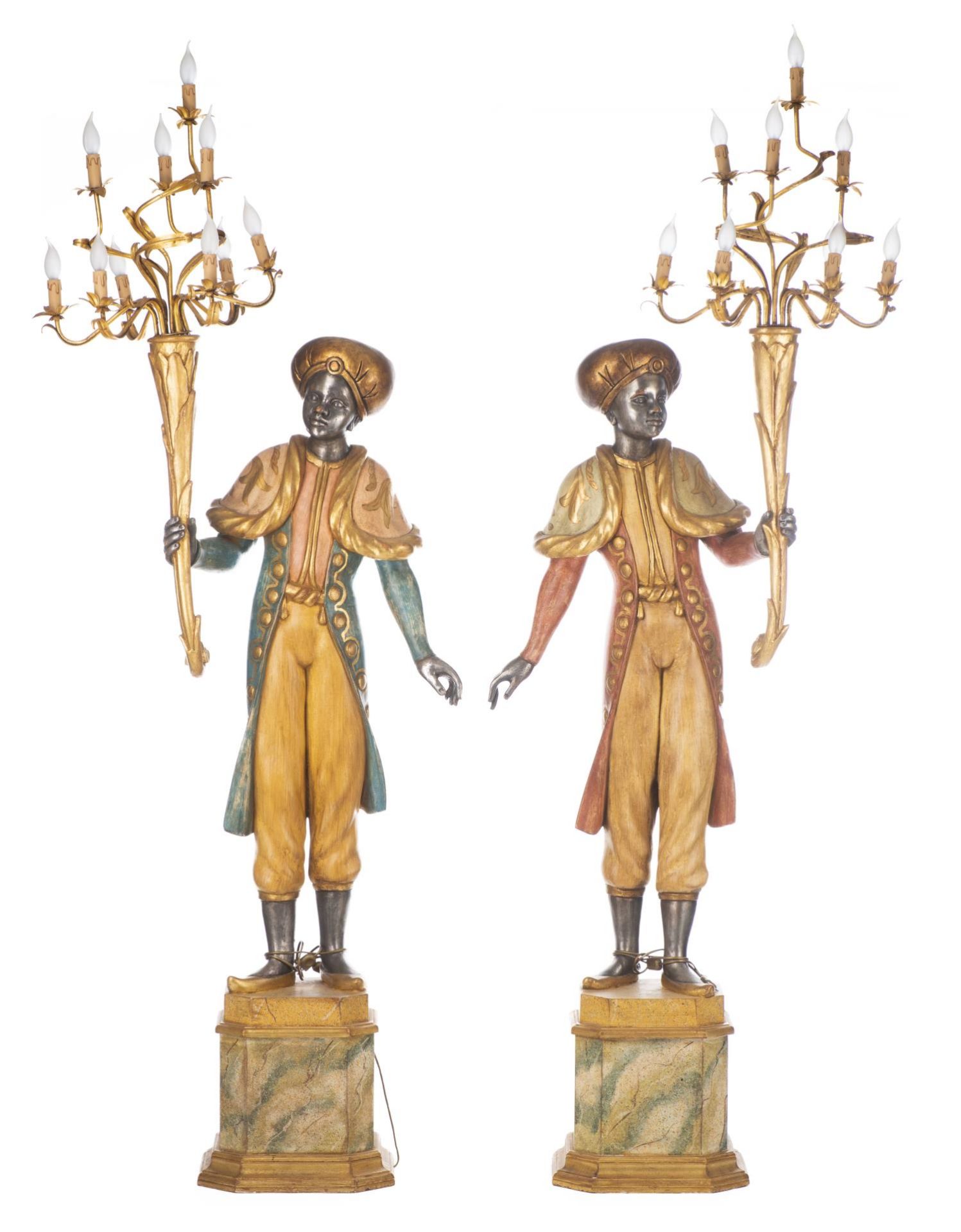 Paire de porte-torchères en bois sculpté peint et doré représentant deux garçons [...]