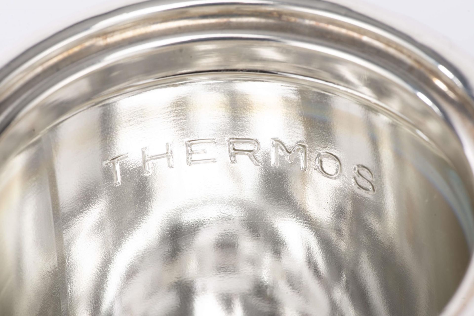 Cartier Thermos en argent .925 avec intérieur en Pyrex. Deux anses. H. 30 cm Diam. [...] - Image 6 of 9