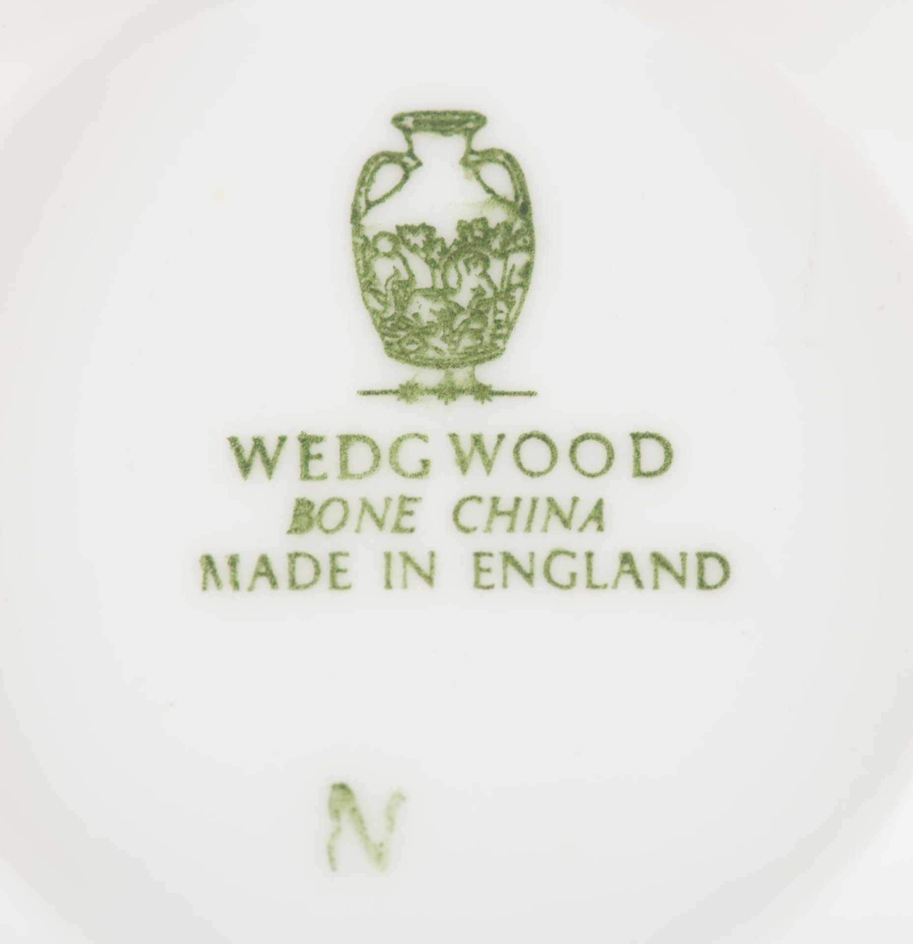 Service en porcelaine de Wedgwood modèle "Asia" noir et or comprenant: - 11 tasses [...] - Image 3 of 28