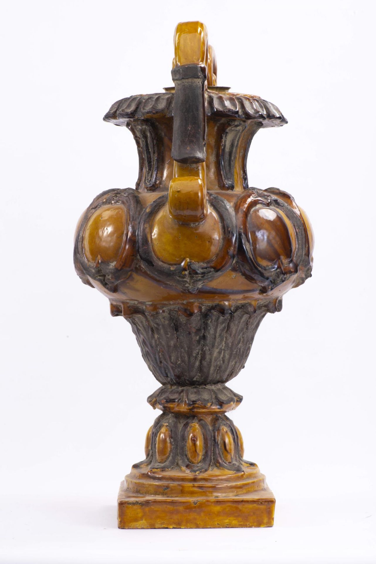 Vase balustre à glaçure jaune sur piédouche à deux anses en terre cuite [...] - Image 2 of 4