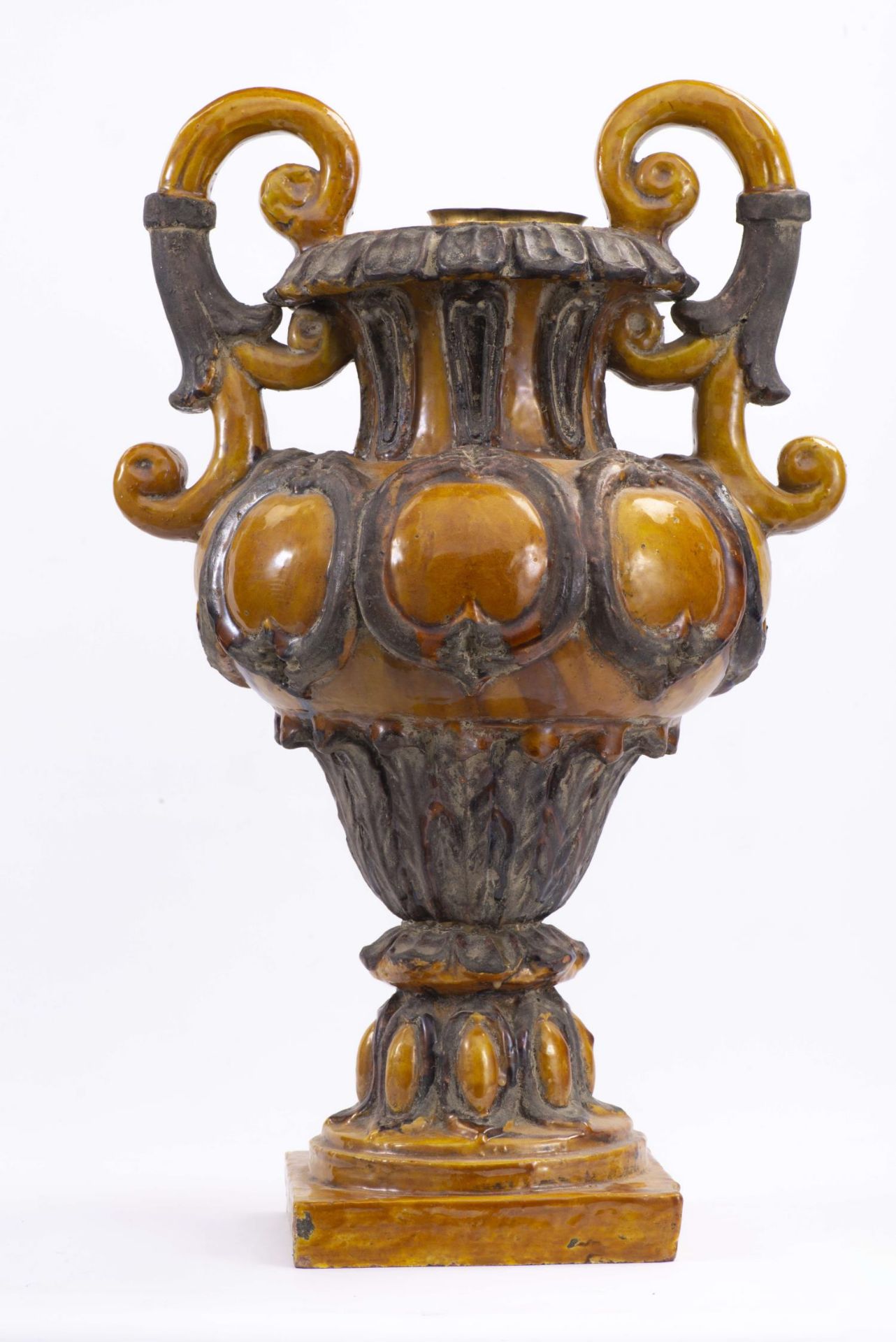 Vase balustre à glaçure jaune sur piédouche à deux anses en terre cuite [...] - Image 3 of 4