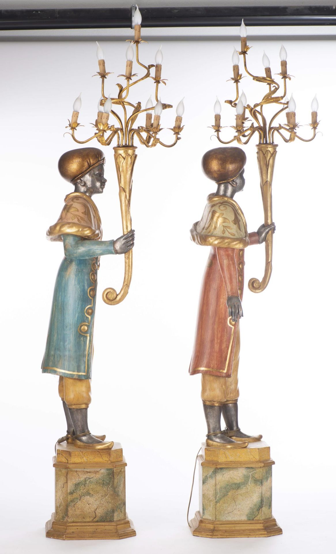 Paire de porte-torchères en bois sculpté peint et doré représentant deux garçons [...] - Image 10 of 15