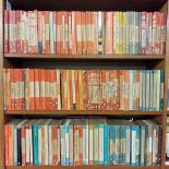 Penguin Paperbacks. A large collection of approx. 400 Penguin & Pelican paperbacks