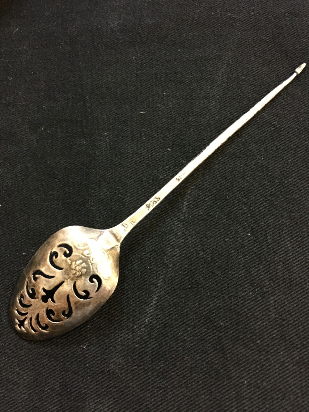 * Mixed Silver. A collection of silver including an 18th mote spoon - Bild 3 aus 7