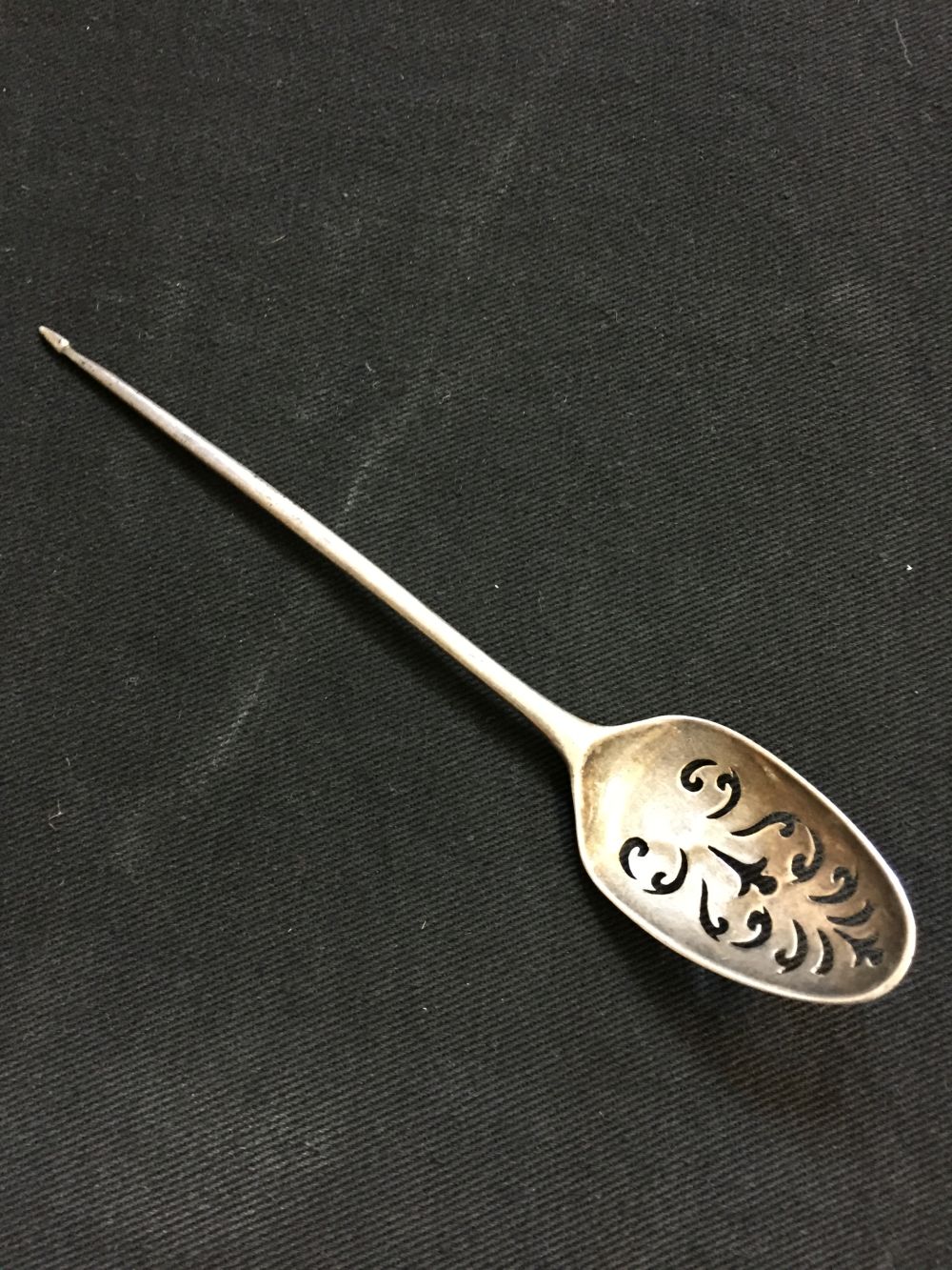 * Mixed Silver. A collection of silver including an 18th mote spoon - Bild 2 aus 7